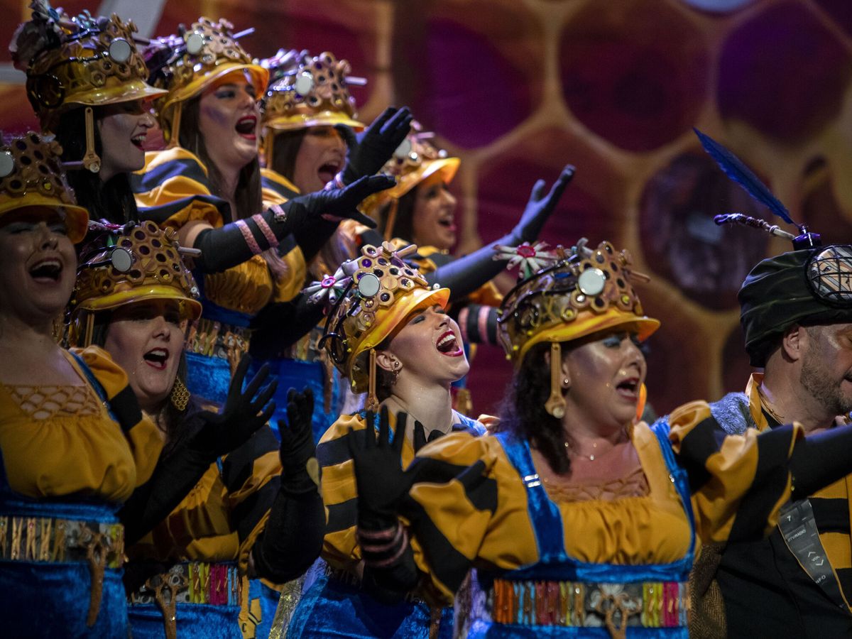 Foto: El coro 'La rendición de los bribones' en escena durante el Concurso Oficial de Agrupaciones Carnavalescas (COAC). (EFE/Román Ríos)
