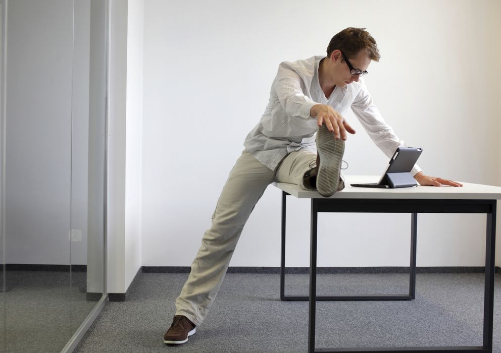 Foto: Si nos lo proponemos podemos hacer ejercicio en la misma oficina. (iStock)