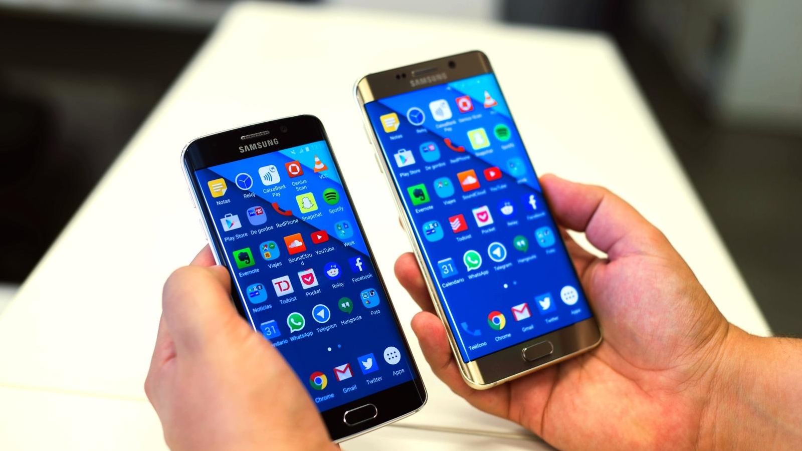 Foto: El Galaxy S6 Edge, a la izquierda, junto al Edge+. (Foto: Daniel Muñoz)