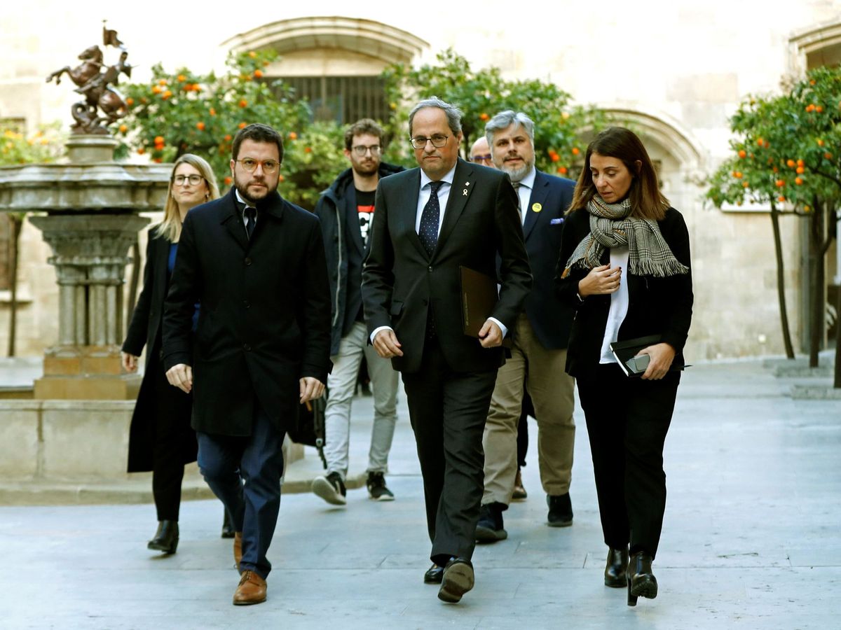 Foto: El presidente de la Generalitat, Quim Torra, en el centro, junto a la plana mayor del Govern. (EFE)