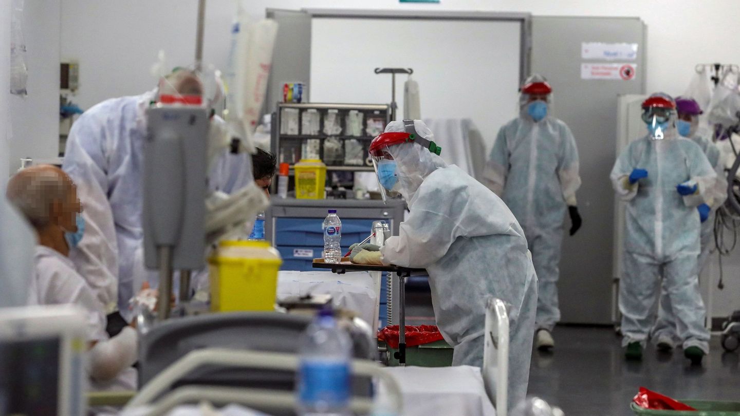 Personal sanitario, durante su jornada de trabajo en una planta del Hospital Puerta de Hierro de Madrid. (EFE)