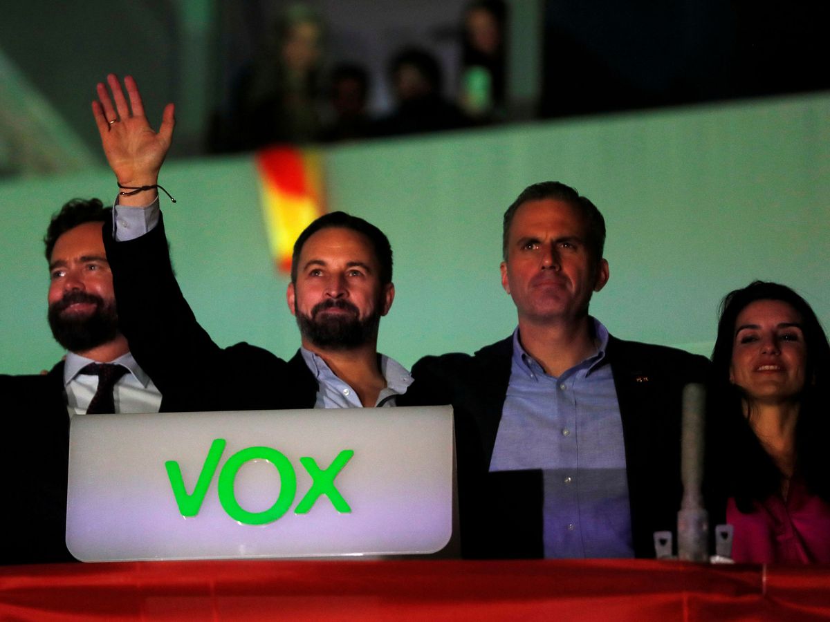Foto: Santiago Abascal, Javier Ortega Smith, Rocío Monasterio e Iván Espinosa saludan a sus votantes en el balcón de Vox. (EFE)