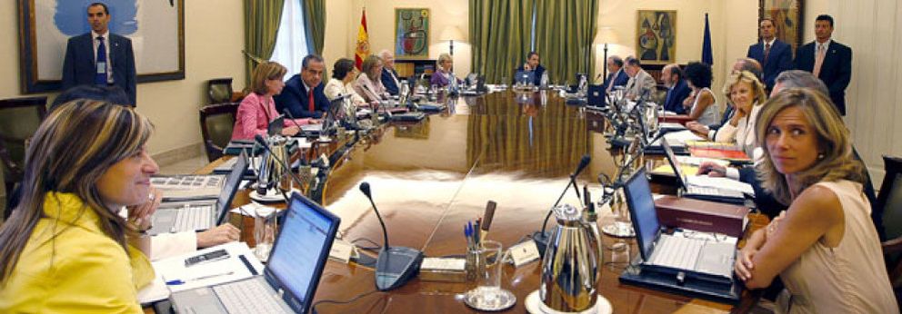 Foto: Zapatero llama a capítulo a los ministros 
por su "apatía" y les exige que trabajen más