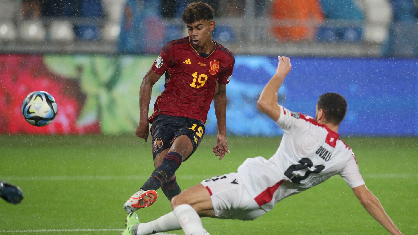 Yamal dejó su firma en la historia del fútbol español. (Reuters/Irakli Gedenidze)