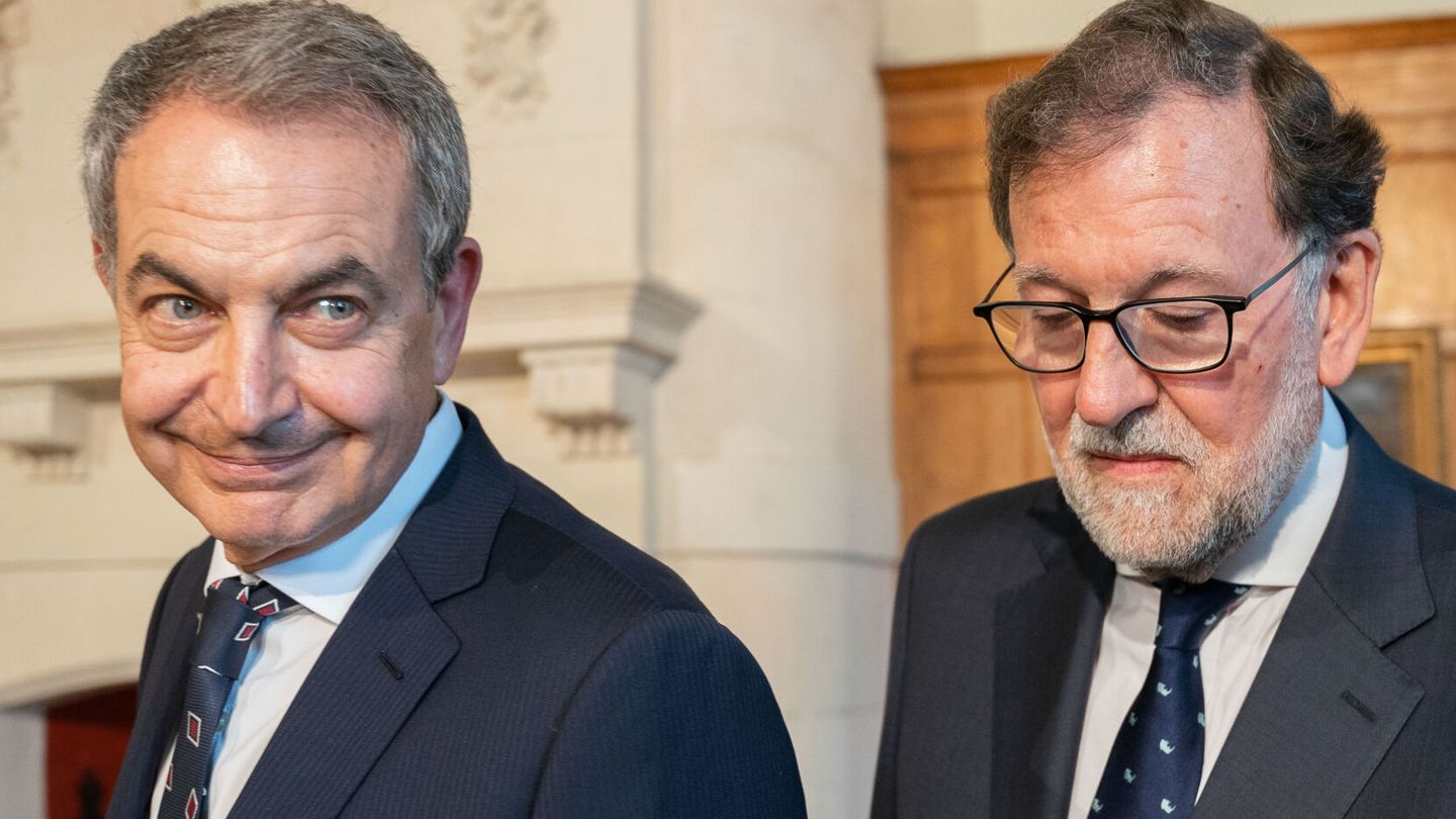 Los expresidentes del gobierno de España José Luis Rodríguez Zapatero y Mariano Rajoy, reciben este martes en la UIMP la medalla de su 90 aniversario. (EFE/Ronmán G. Aguilera)