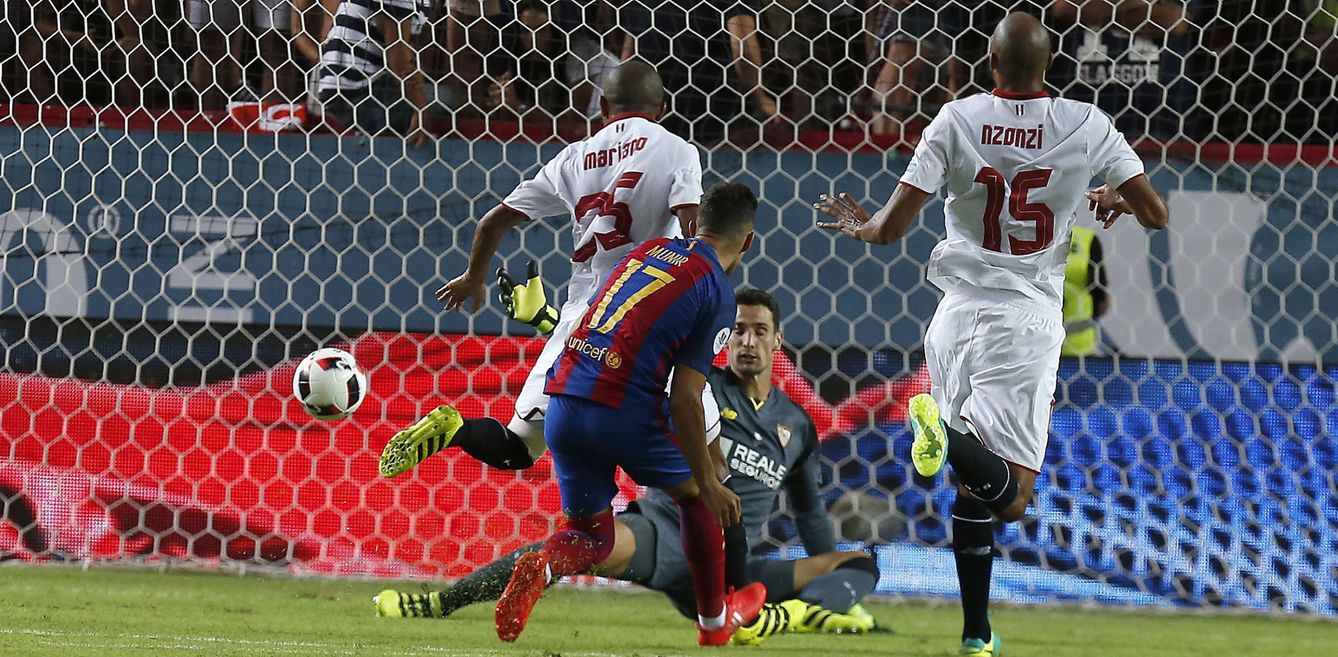 Foto: Munir marca el segundo gol del Barcelona en el Sánchez Pizjuán (EFE)