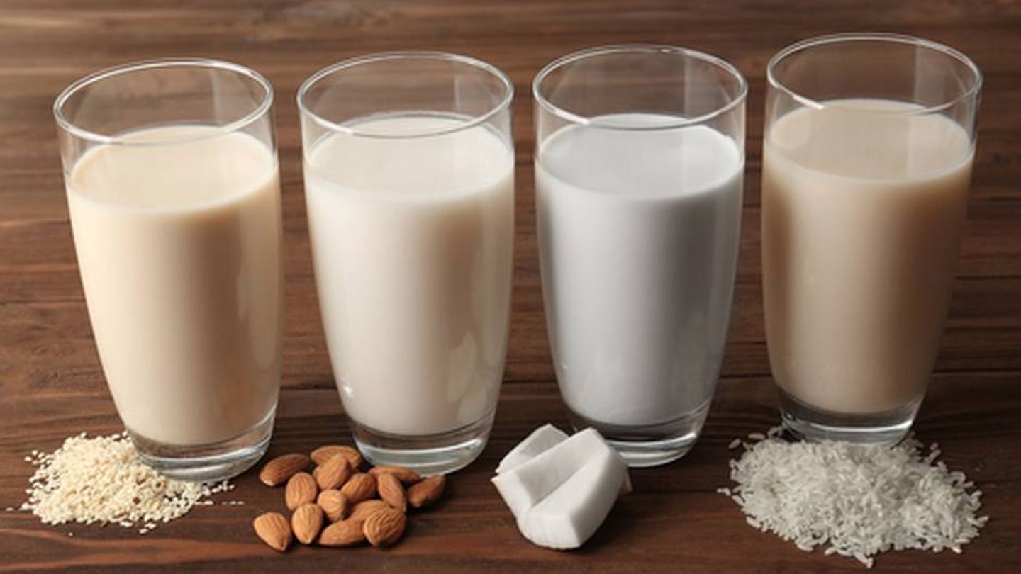 Bebidas vegetales tipo lácteos: arroz, almendra, coco y soja. (iStock)