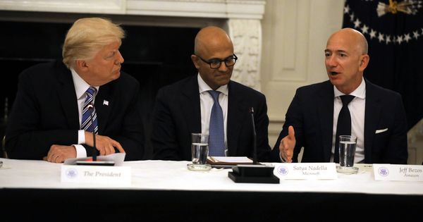 Foto: Donald Trump conversa con Jeff Bezos (derecha) en un encuentro en la Casa Blanca. (Reuters)