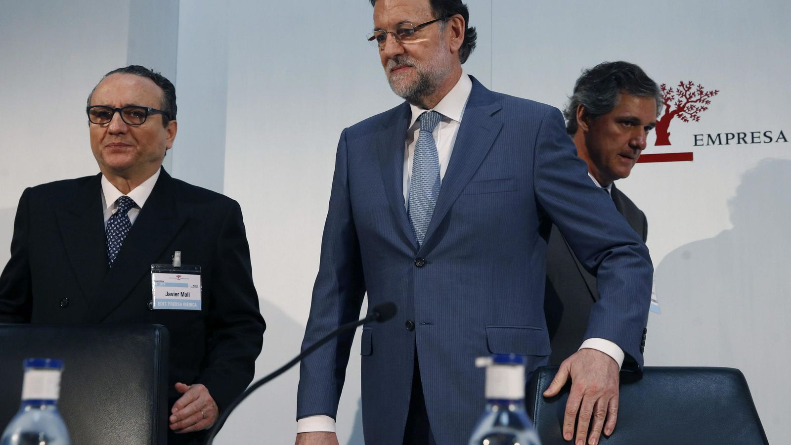 Foto: Javier Moll (i), presidente de Prensa Ibérica, junto a Mariano Rajoy (c), en un acto del Instituto de Empresa Familiar. (EFE)