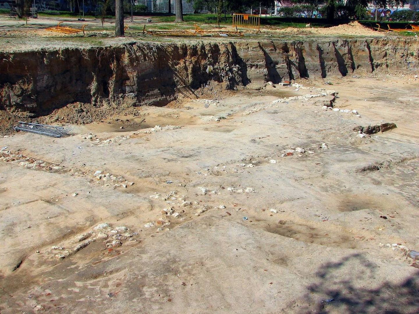 La zona que se abrió con  la obra de la carretera y los restos de los muros romanos en 2005. Hoy todo esto está tapado 