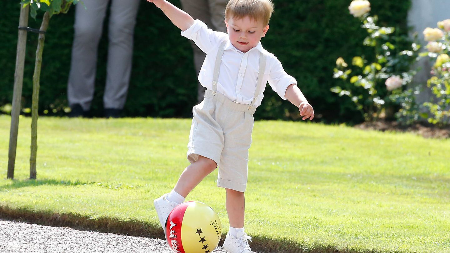 El príncipe Oscar, dándole al balón. (Getty)