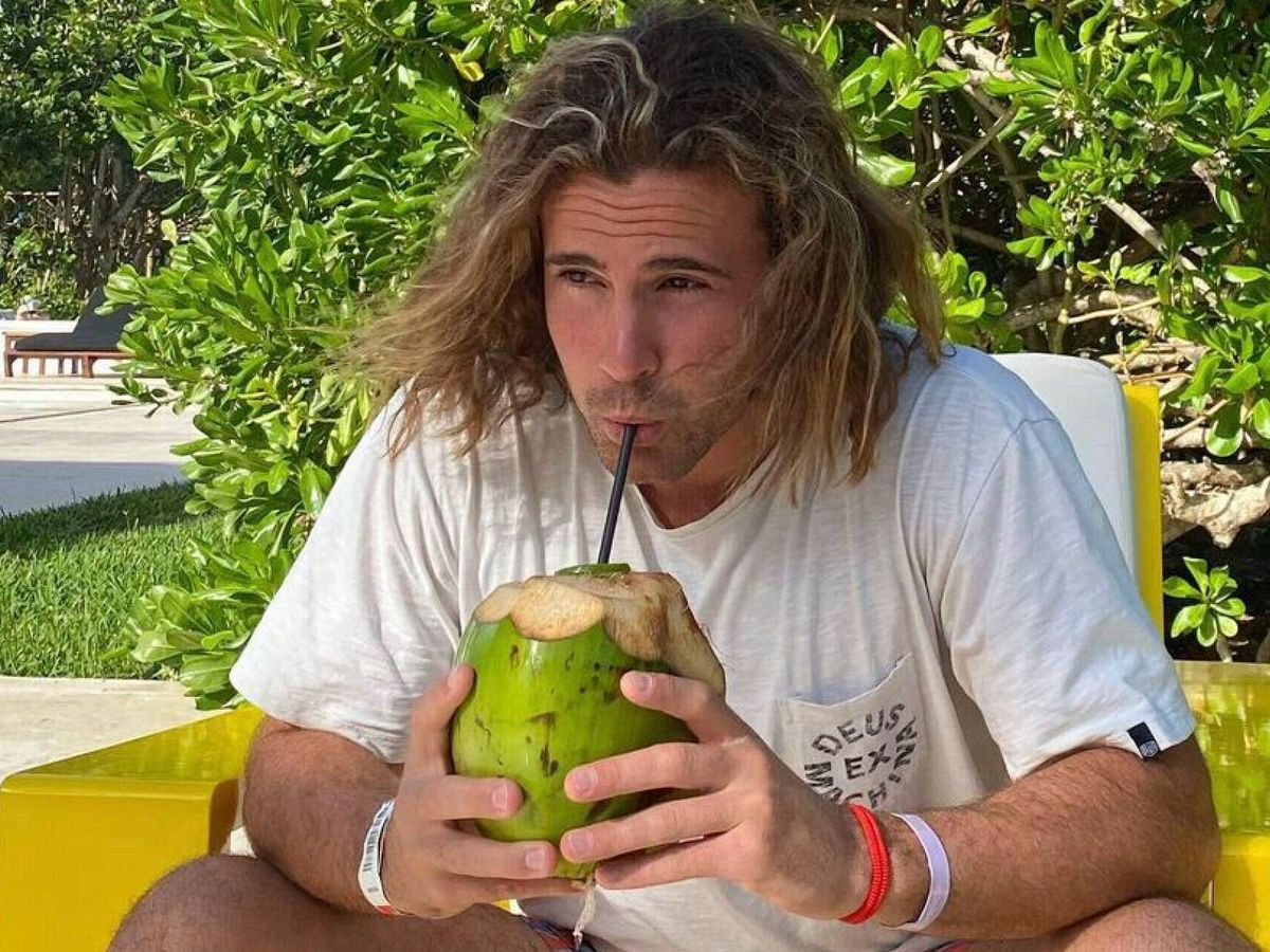 Foto: Daniel Sancho disfrutando de un coco en su viaje a Tailandia. (EFE)