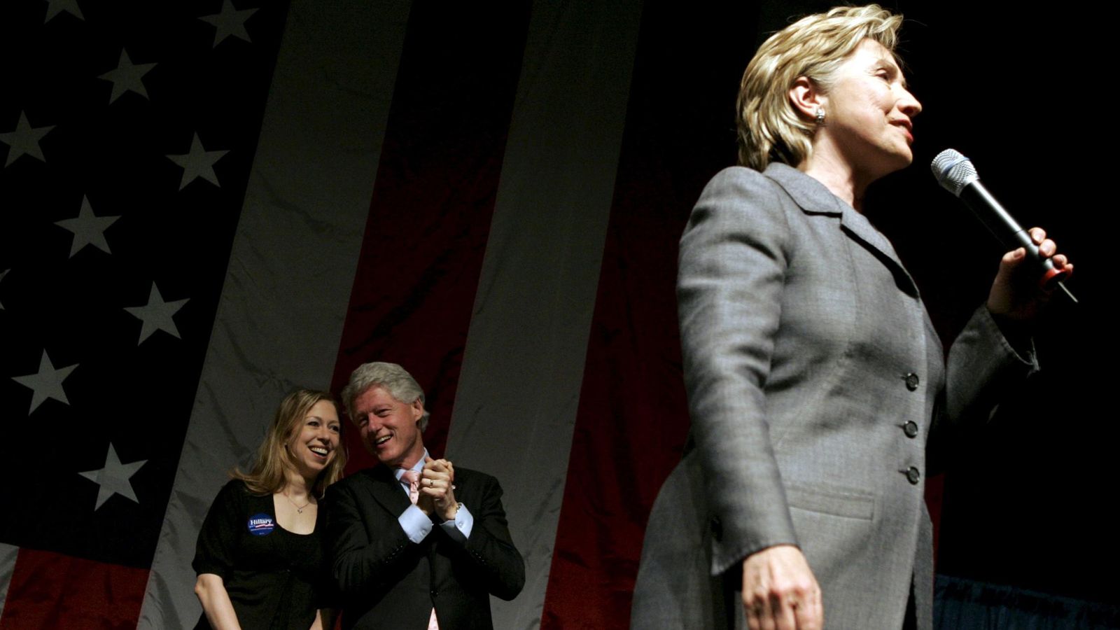 Foto: Hillary Clinton, con su esposo Bill y su hija Chelsea al fondo (Reuters)
