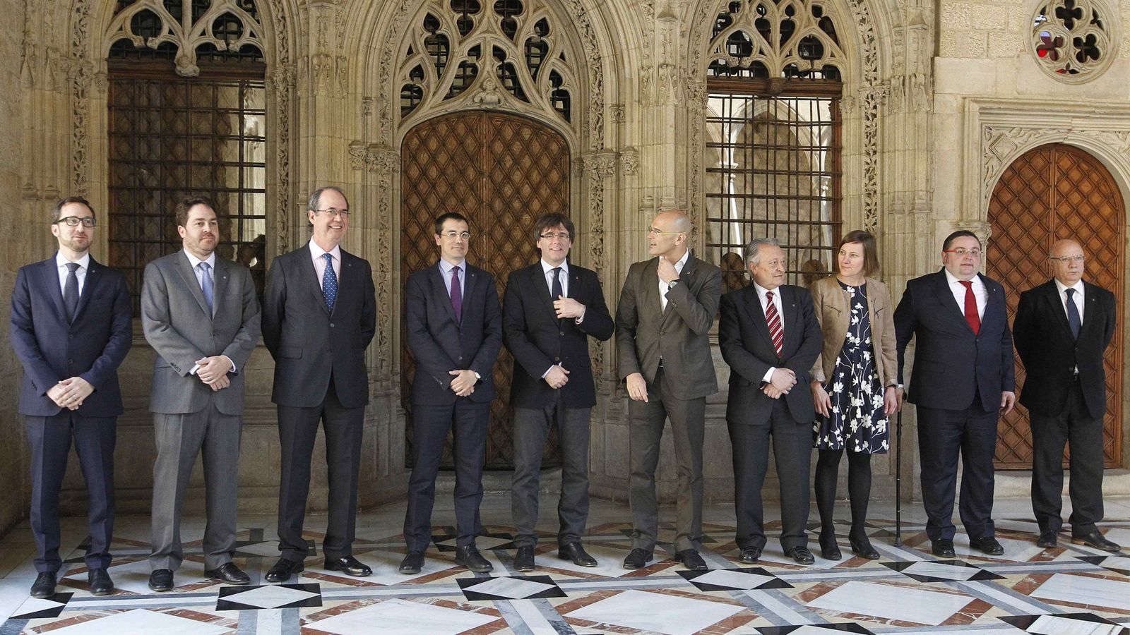 Foto: El presidente de la Generalitat, Carles Puigdemont, con los delegados catalanes en el extranjero. (EFE)