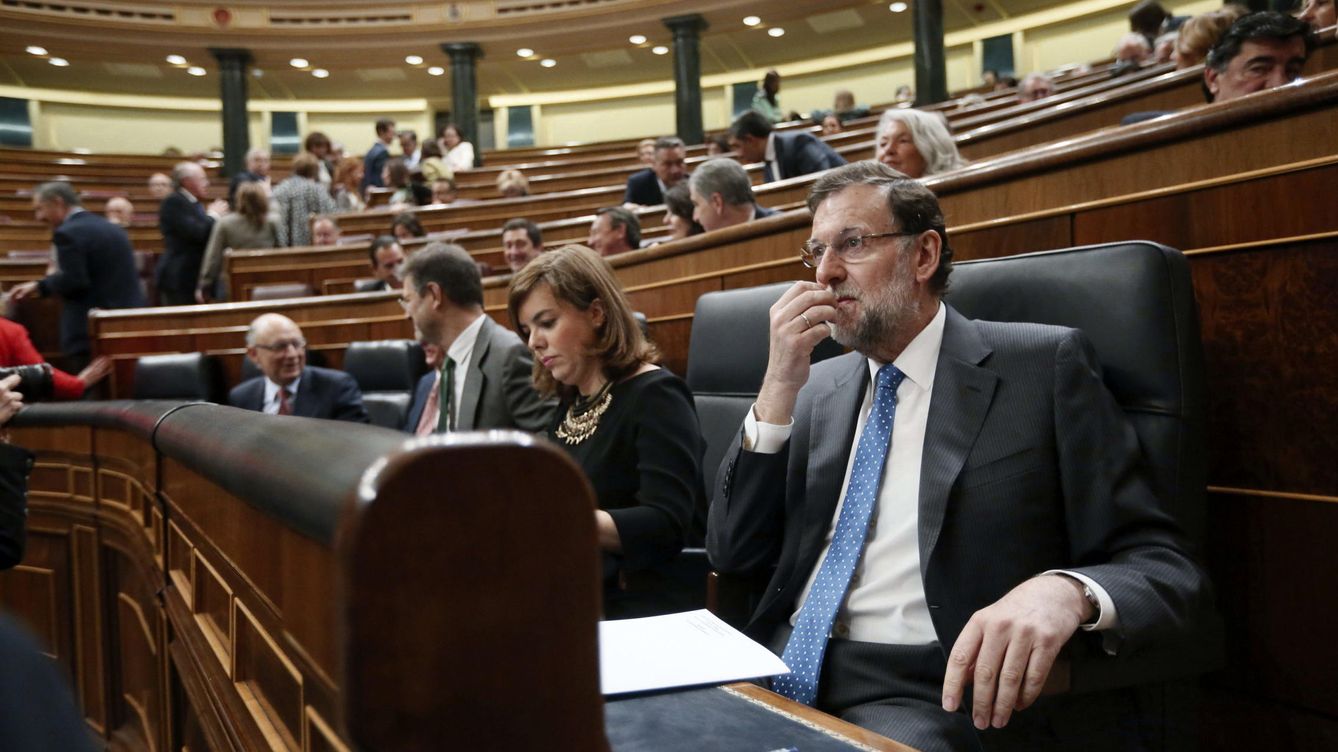 Foto: El presidente del Gobierno, Mariano Rajoy, junto a la vicepresidenta del Gobierno de España, Soraya Sáenz de Santamaría, en el Congreso de los Diputados. (Efe)