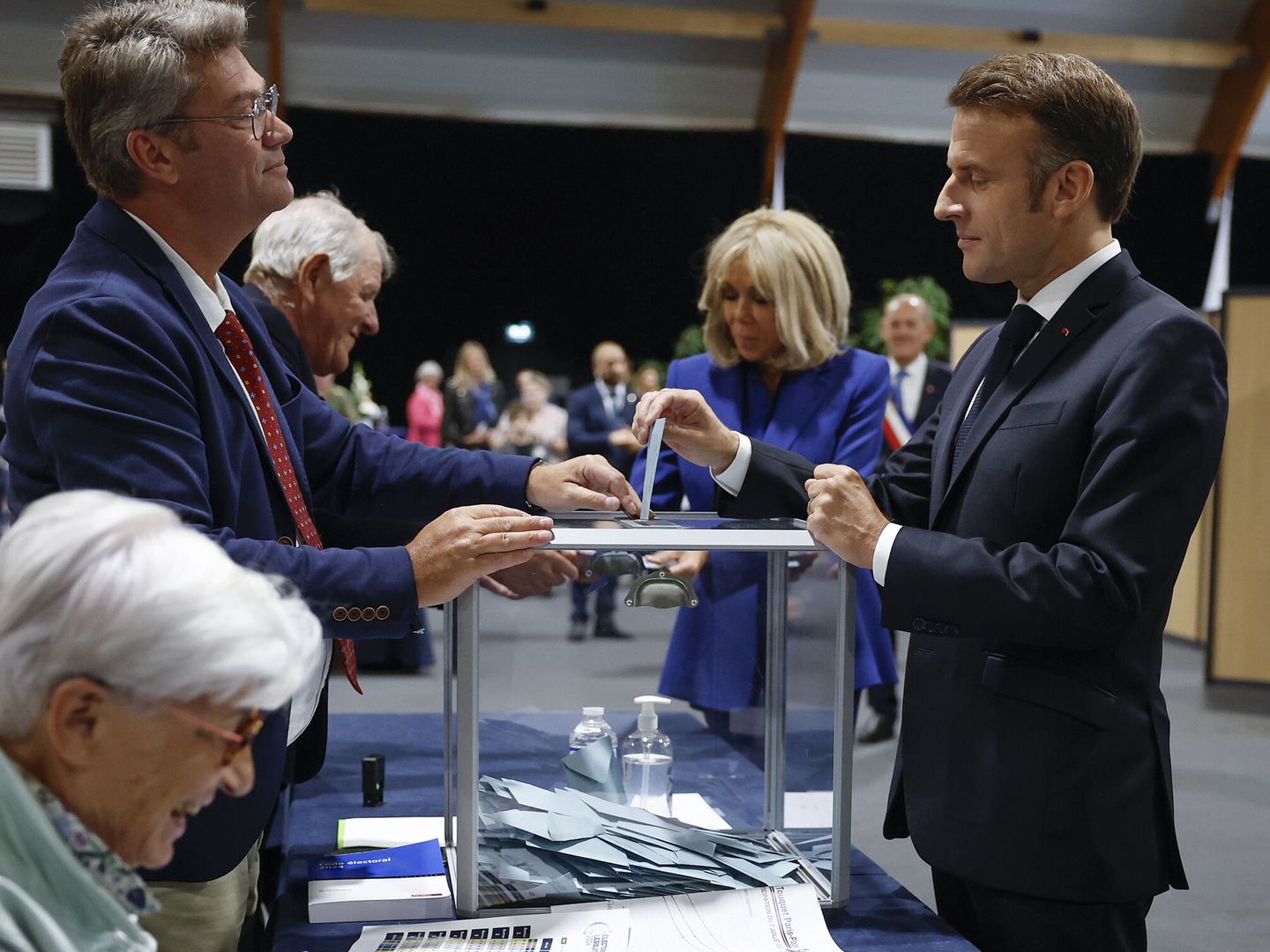 El presidente de Francia, Emmanuel Macron, acude a votar este domingo en la segunda vuelta de las elecciones legislativas, acompañado de su mujer (EFE/MOHAMMED BADRA)