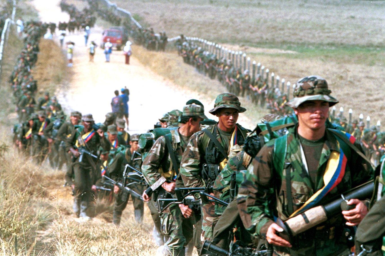 Guerrilleros de las FARC patrullan una carretera cercana a San Vicente (Reuters).