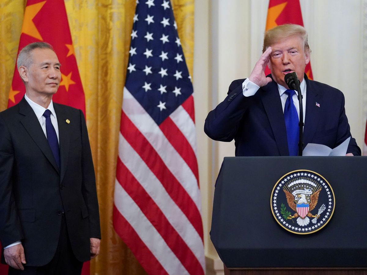 Foto: El viceprimer ministro chino, Liu, escucha al presidente de Estados Unidos, Donald Trump. (Reuters)