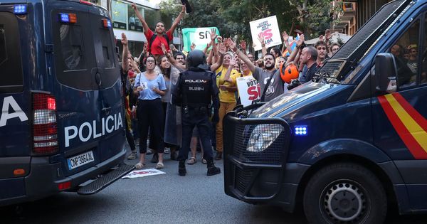Foto: Protesta contra la Policía en Barcelona (REUTERS)