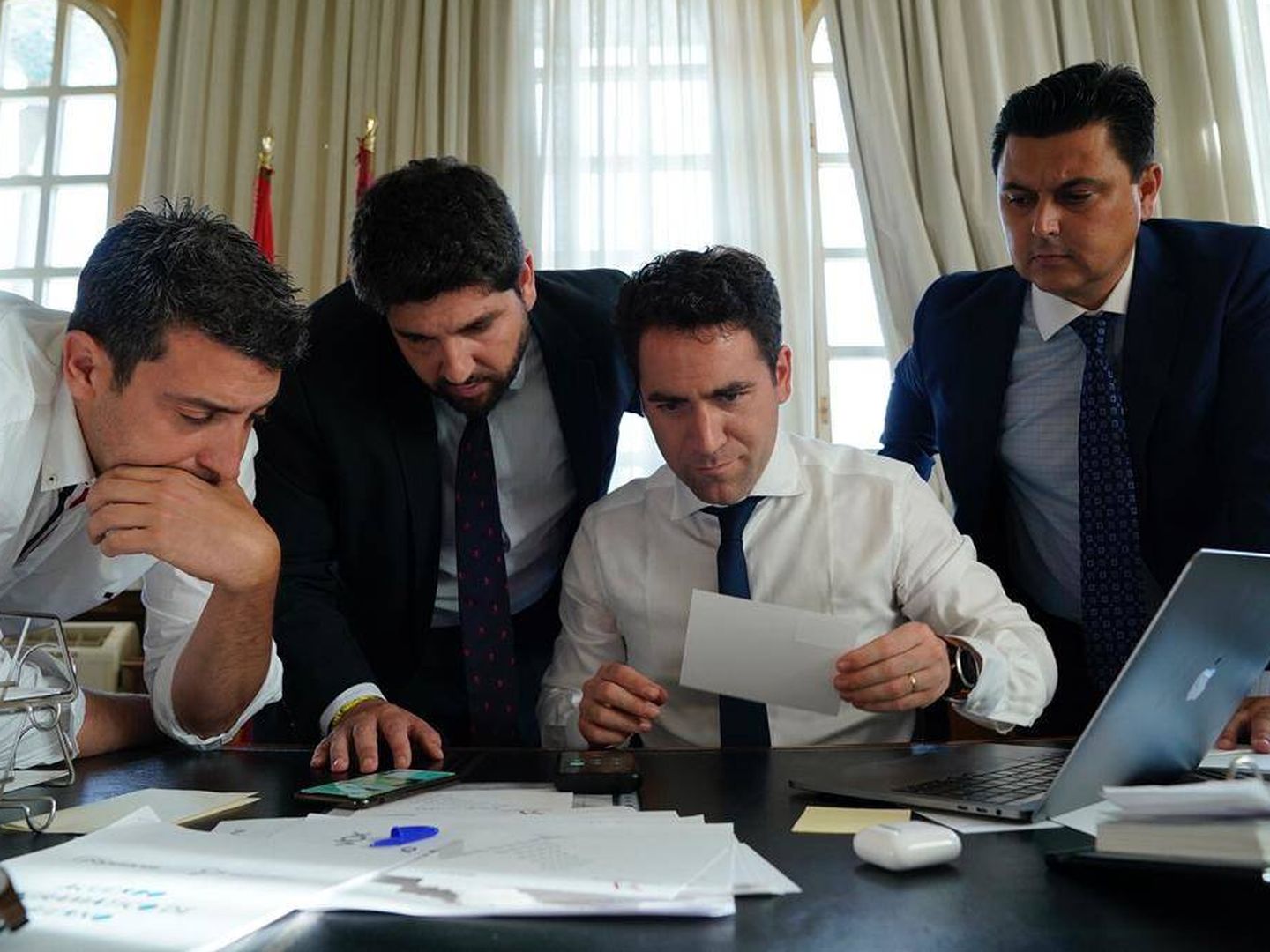 García Egea, con su equipo, revisando documentación. (EC)