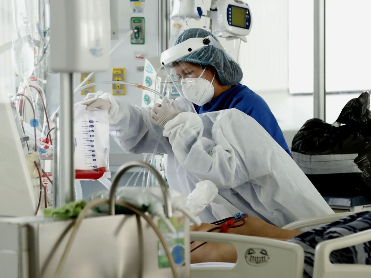 Foto: Personal médico atiende a un enfermo en una unidad de cuidados intensivos. (EFE/Archivo/Mauricio Dueñas Castañeda)