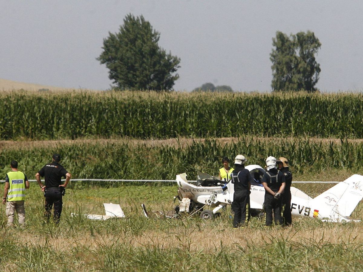 Foto: Imagen de archivo de un accidente de avioneta. (EFE/Rafael Alcaide)