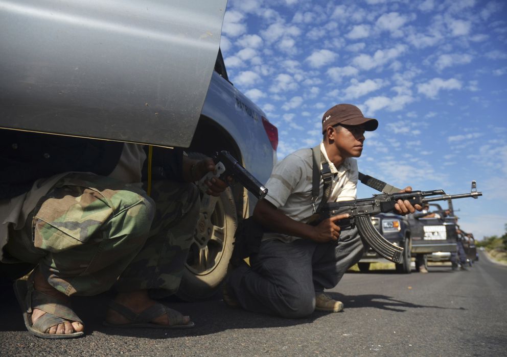 Foto: Miembros de las autodefensas de Michoacán se preparan para contener una emboscada en Tierra Caliente. (Reuters)