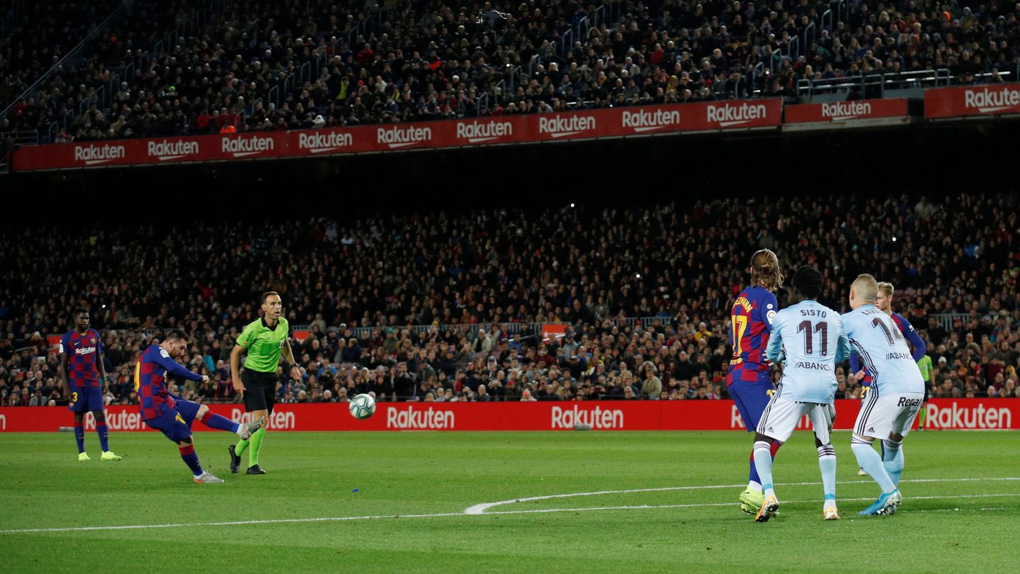 El golpeo de Messi en el primero de sus dos goles de falta. (Reuters)