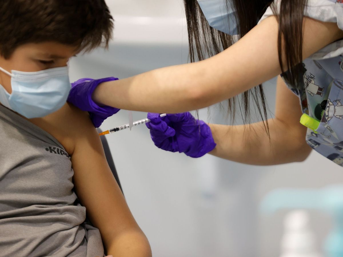 Foto: Un niño recibe la vacuna contra el covid en el Hospital Niño Jesús de Madrid. (EFE/Zipi)