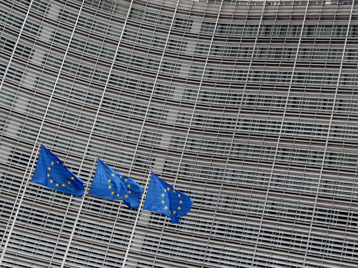 Foto: Banderas europeas frente a la sede de la Comisión Europea. (Reuters)