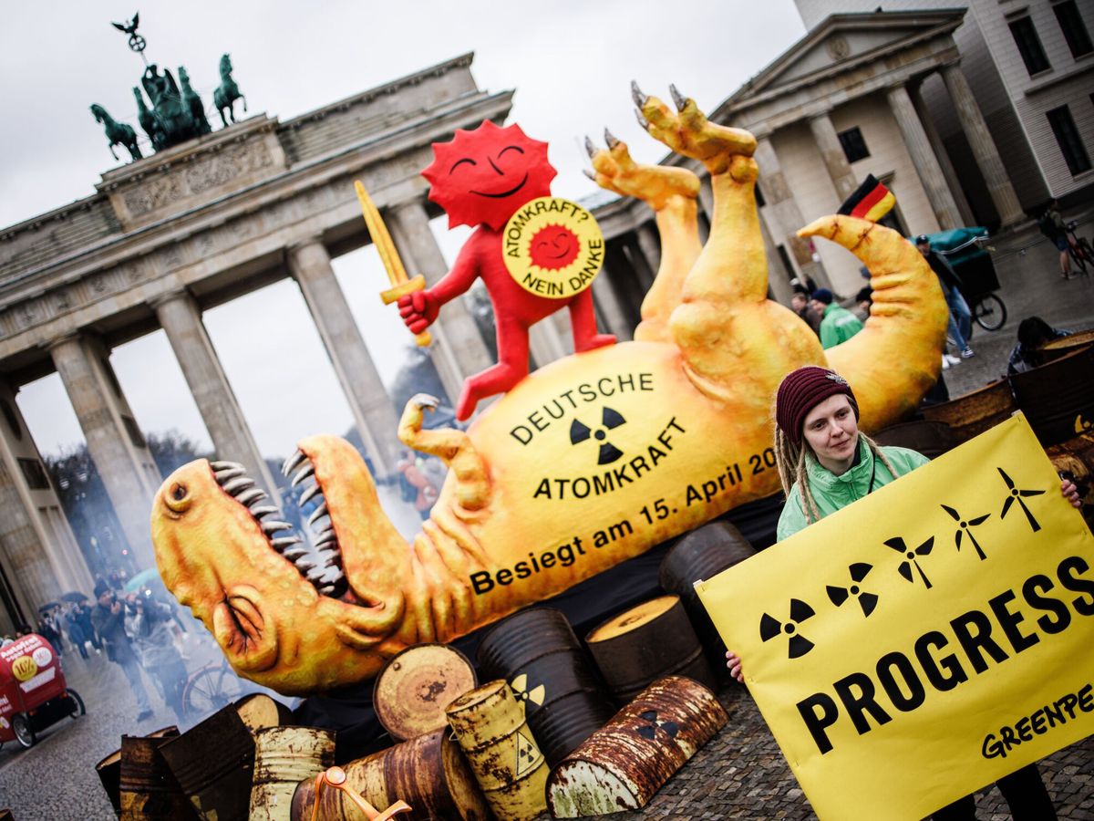 Foto: Activistas celebran el apagón del último reactor nuclear en Alemania, el pasado 15 de abril en Berlín. (EFE/Clemens Bilan)