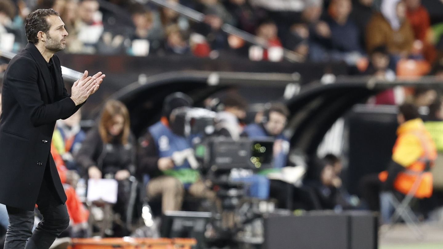Rubén Baraja en su debut como entrenador del Valencia ante la Real Sociedad. (EFE/Kai Forsterling).