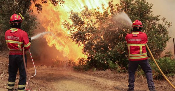 Foto: Dos bomberos portugueses combaten el fuego en Sandinha (Portugal). (Efe)