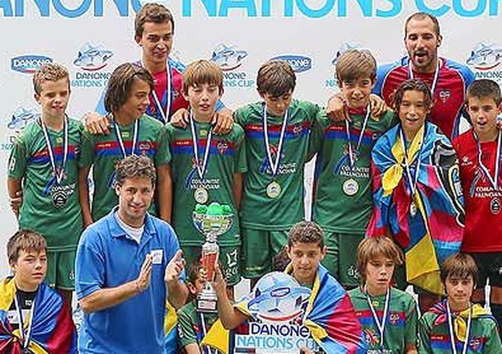 Foto: Los campeones de la Nations Cup junto a Capdevila.