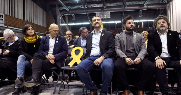 Foto: Raül Romeva, junto al candidato en las elecciones del 21D de ERC Toni Castellà y Gabriel Rufián. (EFE)