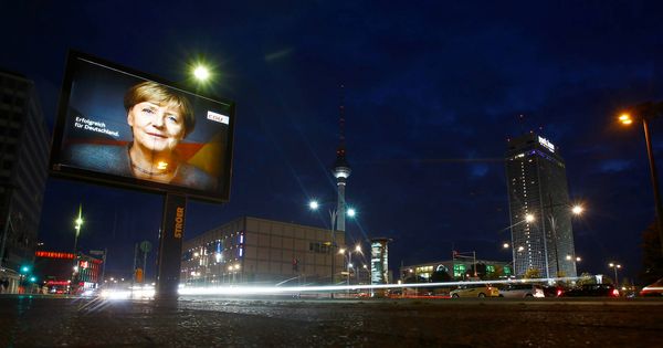 Foto: Un cartel electoral de la canciller Angela Merkel en Berlín. (Reuters)