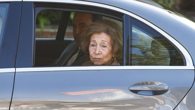 La reina Sofía, saliendo del hospital. (Gtres)