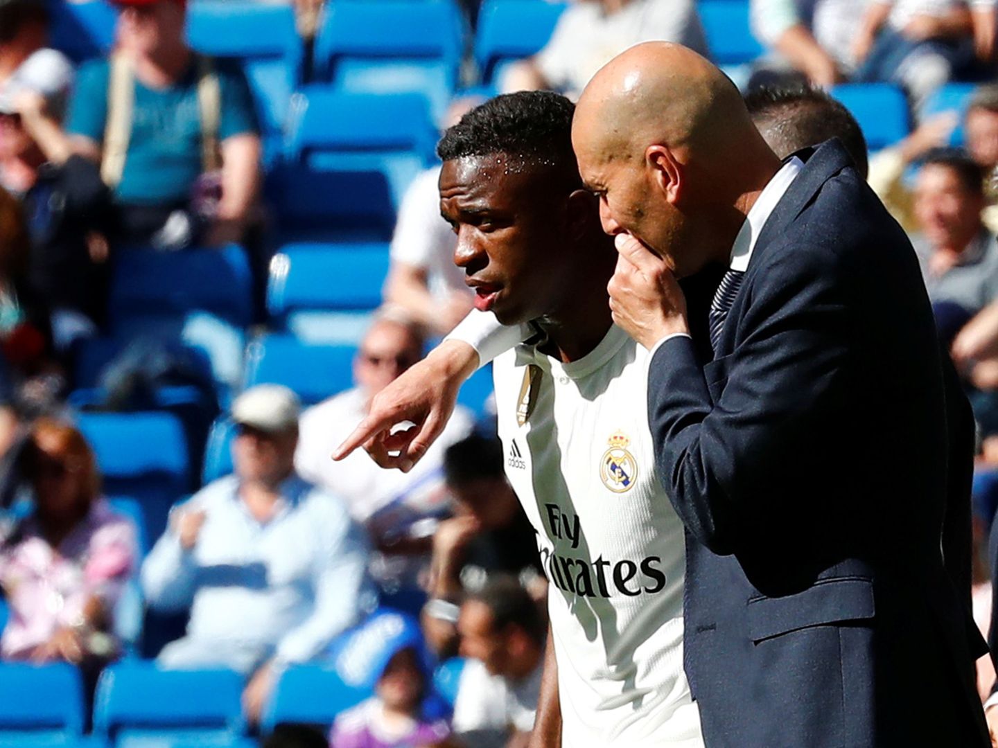 Zidane da instrucciones a Vinicus durante un partido de la temporada pasada. (Reuters)