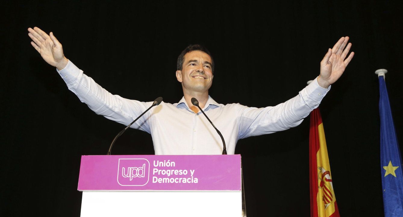 Andrés Herzog celebra su elección como nuevo portavoz de UPyD. (EFE)