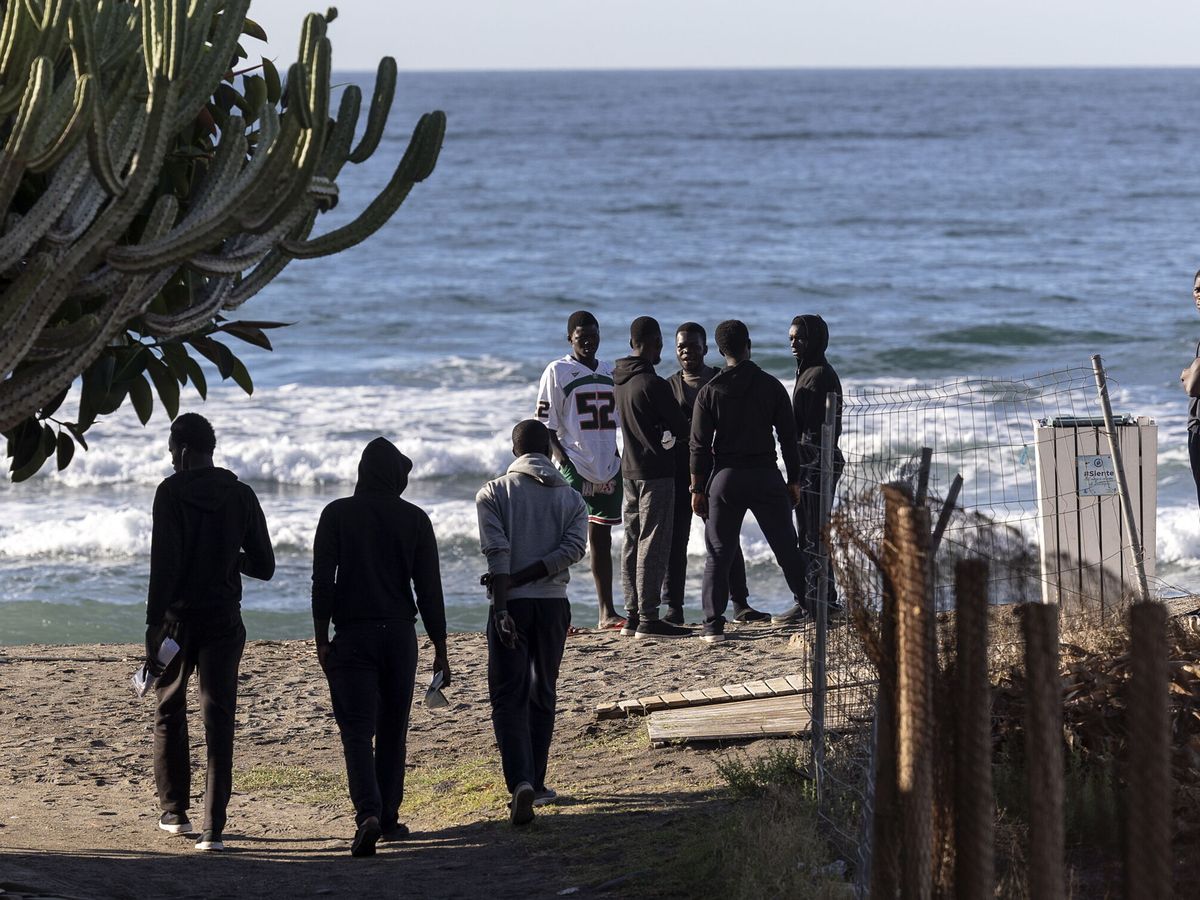 Foto: Algunos de los 240 inmigrantes de origen subsahariano trasladados a Málaga tras llegar a Canarias. (EFE/Daniel Pérez)