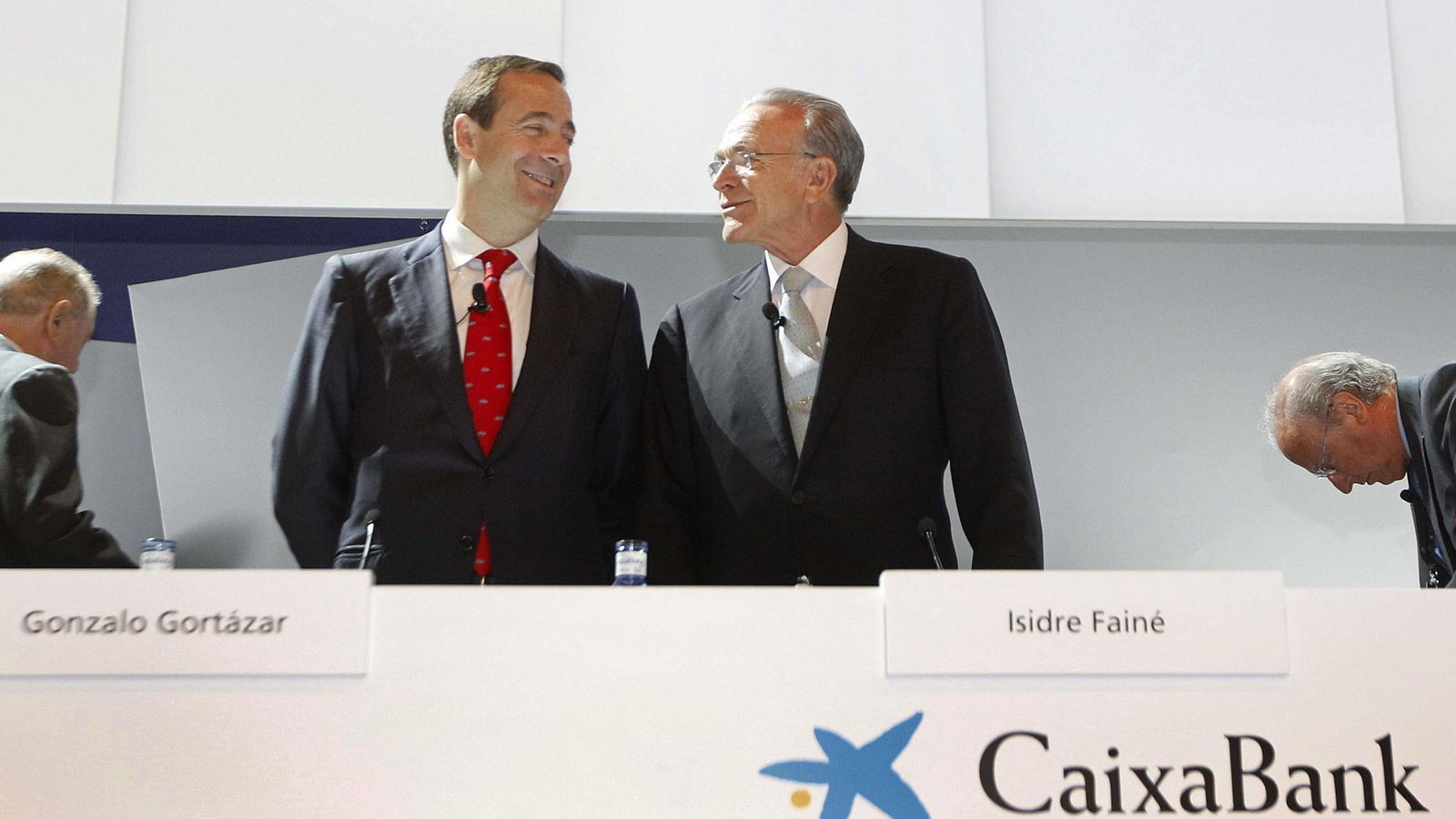 Foto: El presidente de CaixaBank, Isidre Fainé (d), y el consejero delegado, Gonzalo Gortázar (i). (EFE)