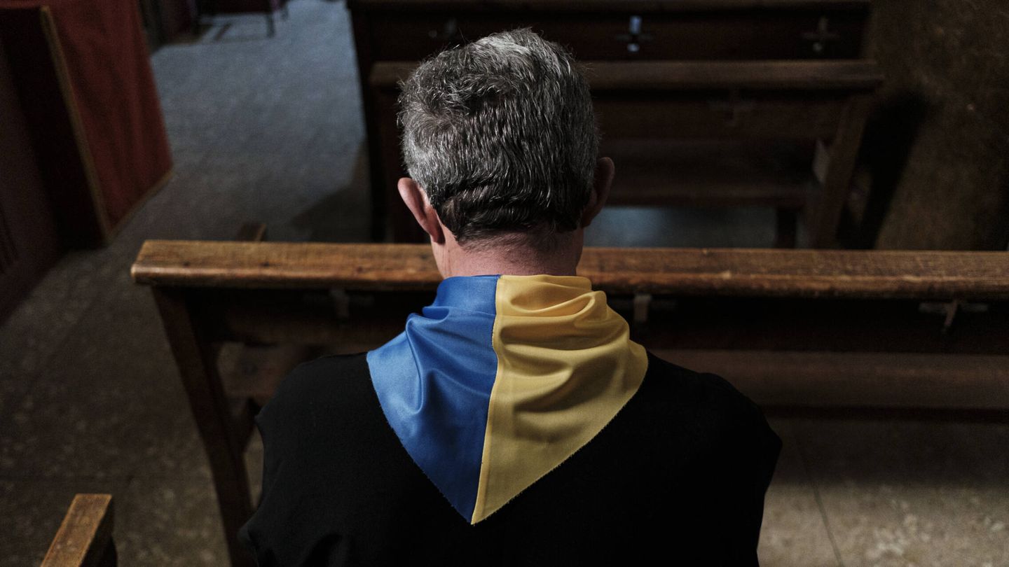 El Padre Konstyantyn con un pañuelo con los colores de la bandera ucraniana. (S.B.)