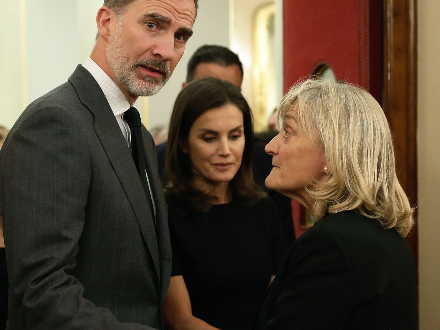 El rey Felipe VI y la reina Letizia conversan con la viuda de Alfredo Pérez Rubalcaba, Pilar Goya. (EFE)
