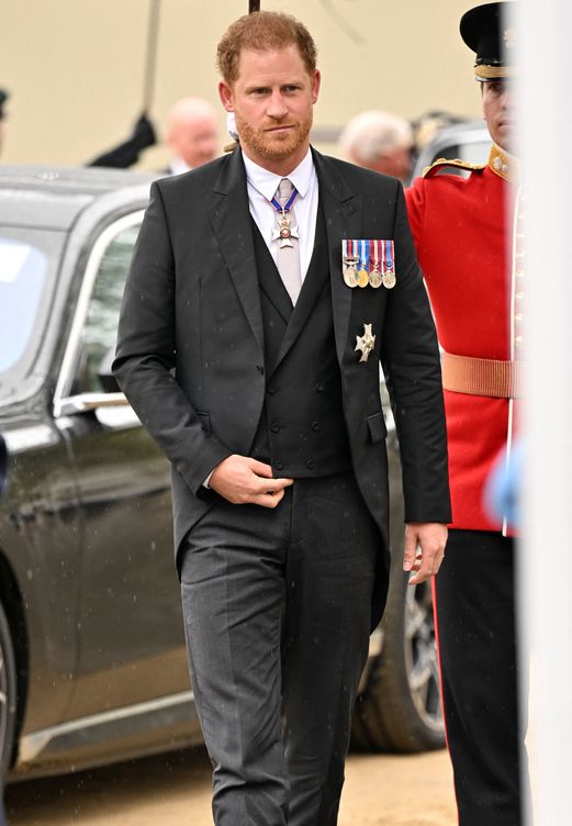 El duque de Sussex lució un frac -hecho a medida- y un chaleco cruzado en lana y mohair negro, combinado con un pantalón gris y una camisa blanca de algodón con una corbata de seda gris. Los derbies negros, también de Dior, completaron el conjunto.(Reuters)