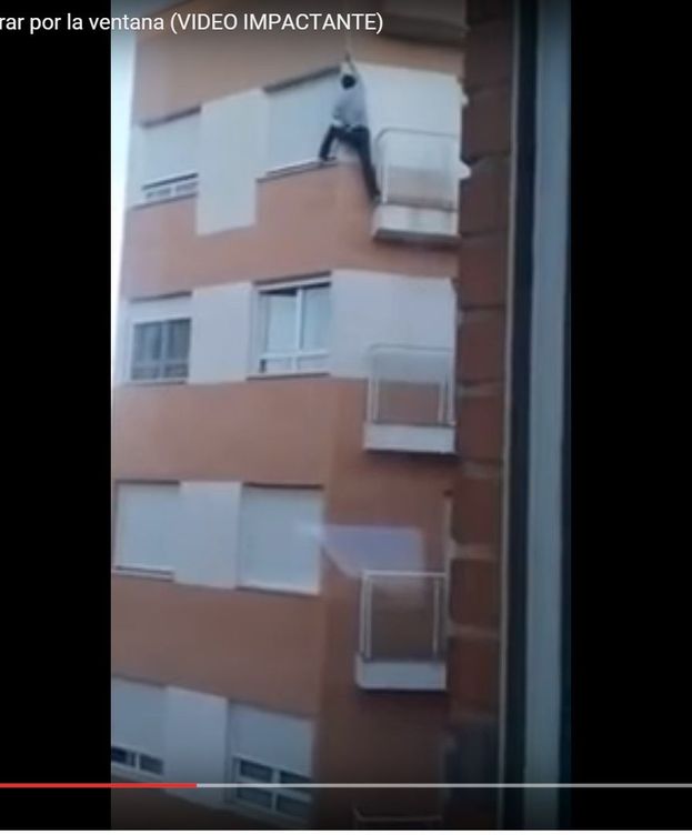 Foto: El hombre se descuelga sobre la ventana de la casa. (Youtube)