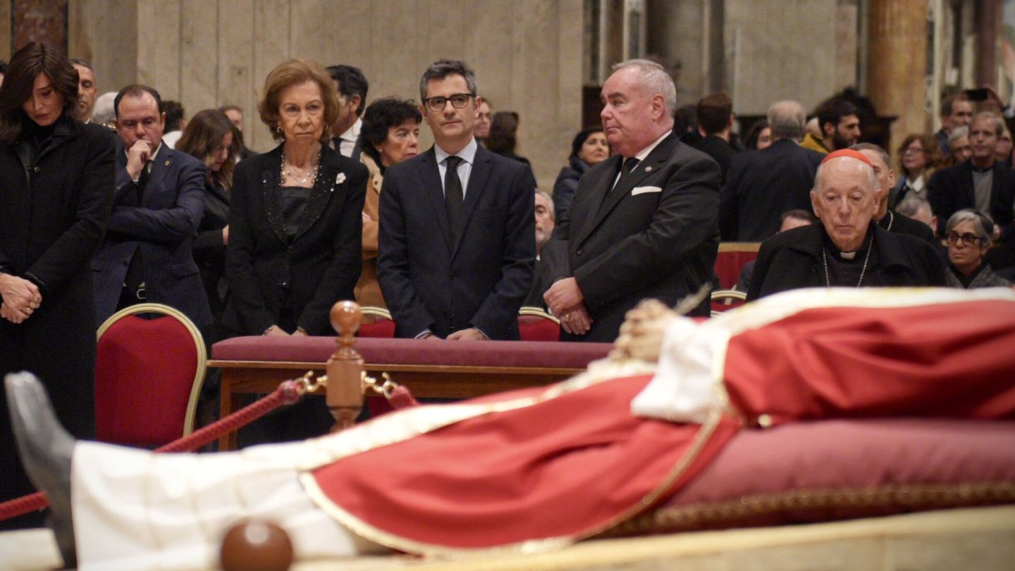 La reina Sofía y el ministro de la Presidencia, Félix Bolaños, en la capilla ardiente del papa emérito Benedicto XVI en el Vaticano. (EFE/Natalia Ruiz Guillamón) 