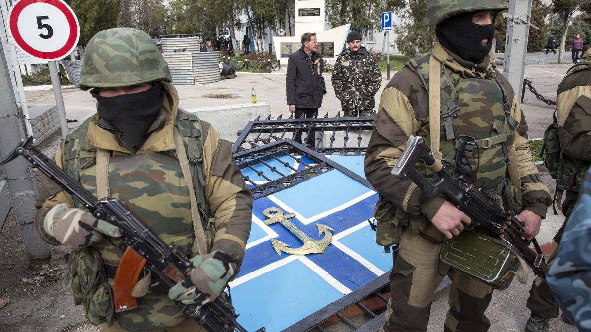 Una multitud asalta el cuartel general de la Armada ucraniana en Sebastopol
