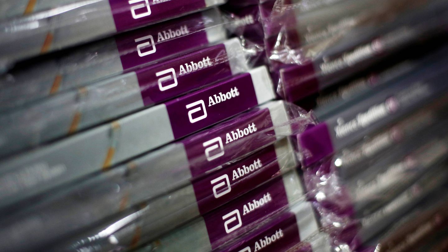 Cajas de 'stents' marca Abbott amontonadas. (Reuters)