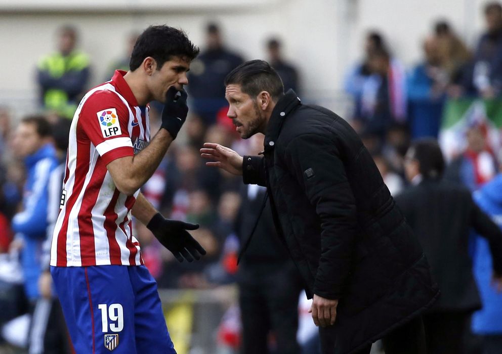 Foto: Simeone da instrucciones a Diego Costa durante el derbi (Reuters).