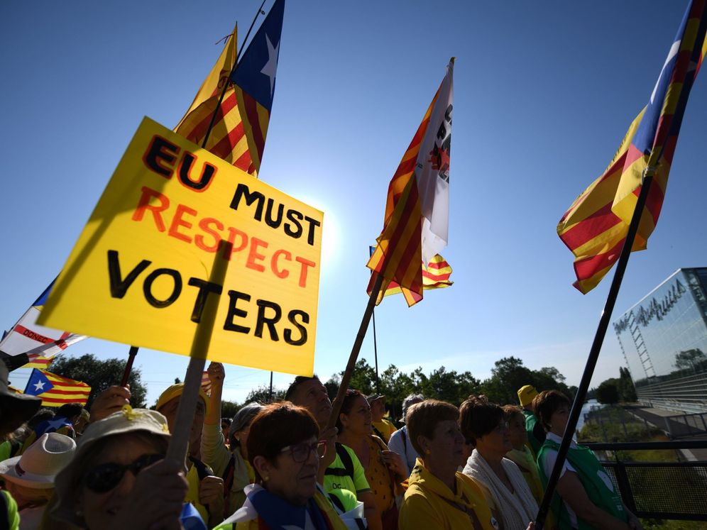 Foto: Independentistas catalanes se manifiestan ante el Parlamento Europeo. (EFE)